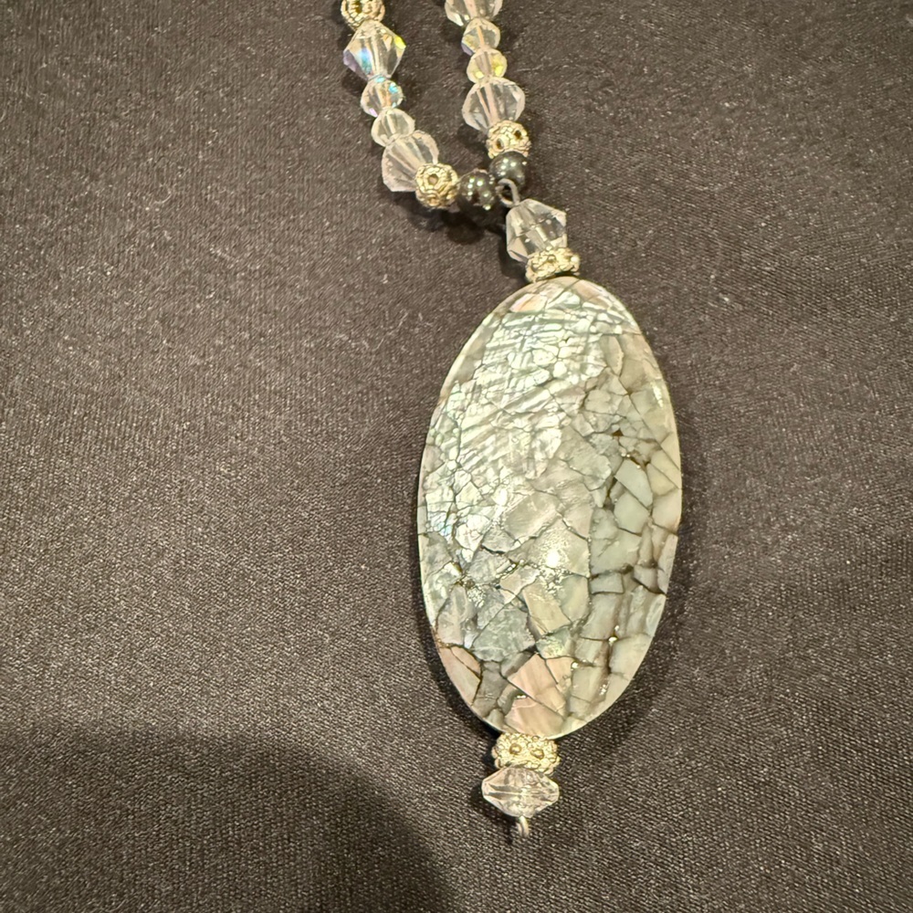 Elegant Vintage Abalone Pendant Necklace with Crystal Beads - Picture 3 of 16